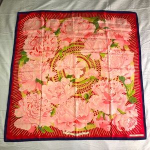 ✨Vintage Hermès “Le Piviones” silk scarf ✨